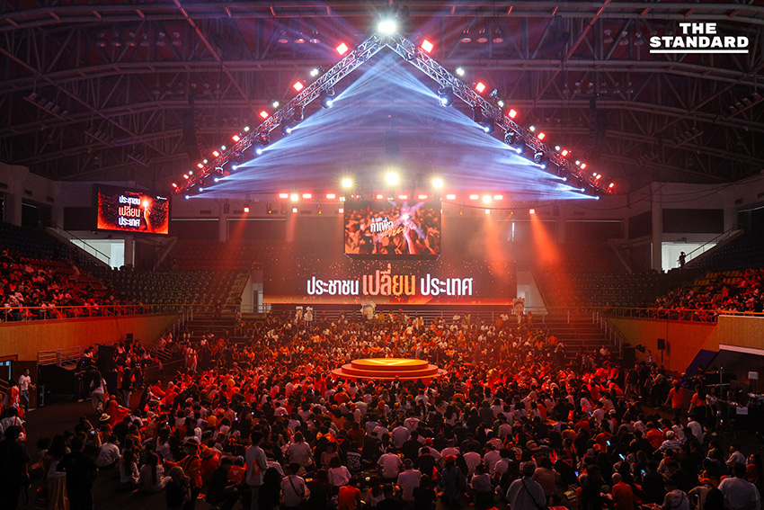บรรยากาศการปราศรัยใหญ่ของพรรคประชาชน ณ อาคารกีฬาเวสน์ 1 ศูนย์กีฬาไทย-ญี่ปุ่น ดินแดง โดยมีประชาชนและกองเชียร์จำนวนมากเข้าร่วมจับจองที่นั่ง 1