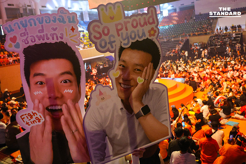 บรรยากาศการปราศรัยใหญ่ของพรรคประชาชน ณ อาคารกีฬาเวสน์ 1 ศูนย์กีฬาไทย-ญี่ปุ่น ดินแดง โดยมีประชาชนและกองเชียร์จำนวนมากเข้าร่วมจับจองที่นั่ง 10