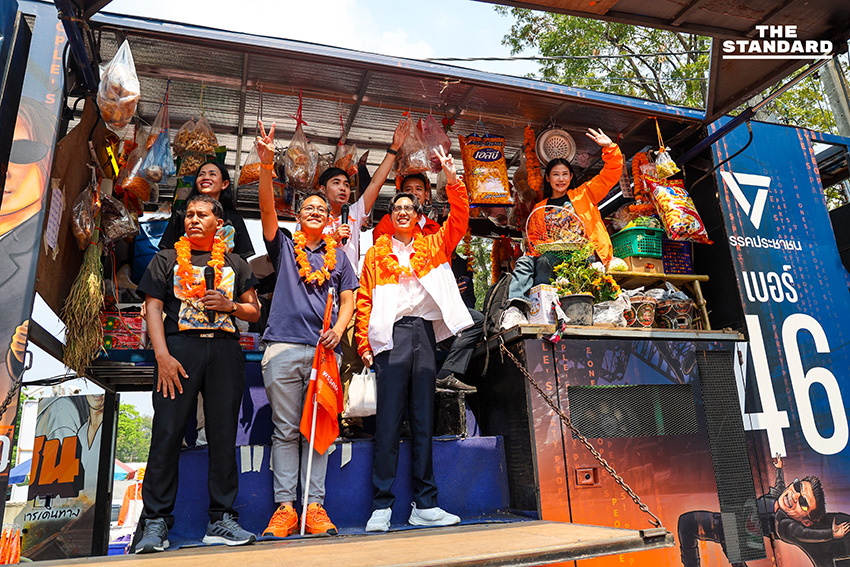 บรรยากาศการปราศรัยใหญ่ของพรรคประชาชน ณ อาคารกีฬาเวสน์ 1 ศูนย์กีฬาไทย-ญี่ปุ่น ดินแดง โดยมีประชาชนและกองเชียร์จำนวนมากเข้าร่วมจับจองที่นั่ง 12