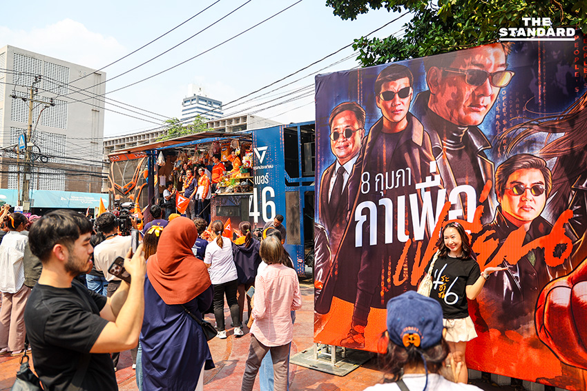 บรรยากาศการปราศรัยใหญ่ของพรรคประชาชน ณ อาคารกีฬาเวสน์ 1 ศูนย์กีฬาไทย-ญี่ปุ่น ดินแดง โดยมีประชาชนและกองเชียร์จำนวนมากเข้าร่วมจับจองที่นั่ง 13