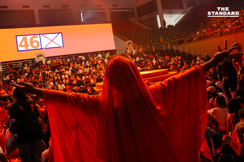 บรรยากาศการปราศรัยใหญ่ของพรรคประชาชน ณ อาคารกีฬาเวสน์ 1 ศูนย์กีฬาไทย-ญี่ปุ่น ดินแดง โดยมีประชาชนและกองเชียร์จำนวนมากเข้าร่วมจับจองที่นั่ง 4