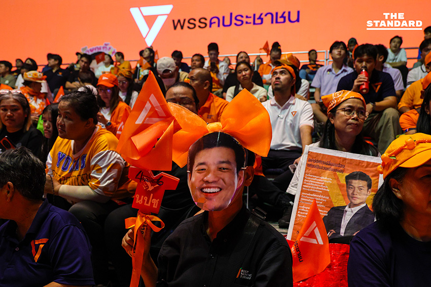 บรรยากาศการปราศรัยใหญ่ของพรรคประชาชน ณ อาคารกีฬาเวสน์ 1 ศูนย์กีฬาไทย-ญี่ปุ่น ดินแดง โดยมีประชาชนและกองเชียร์จำนวนมากเข้าร่วมจับจองที่นั่ง 5