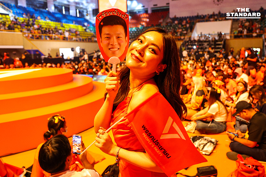 บรรยากาศการปราศรัยใหญ่ของพรรคประชาชน ณ อาคารกีฬาเวสน์ 1 ศูนย์กีฬาไทย-ญี่ปุ่น ดินแดง โดยมีประชาชนและกองเชียร์จำนวนมากเข้าร่วมจับจองที่นั่ง 6