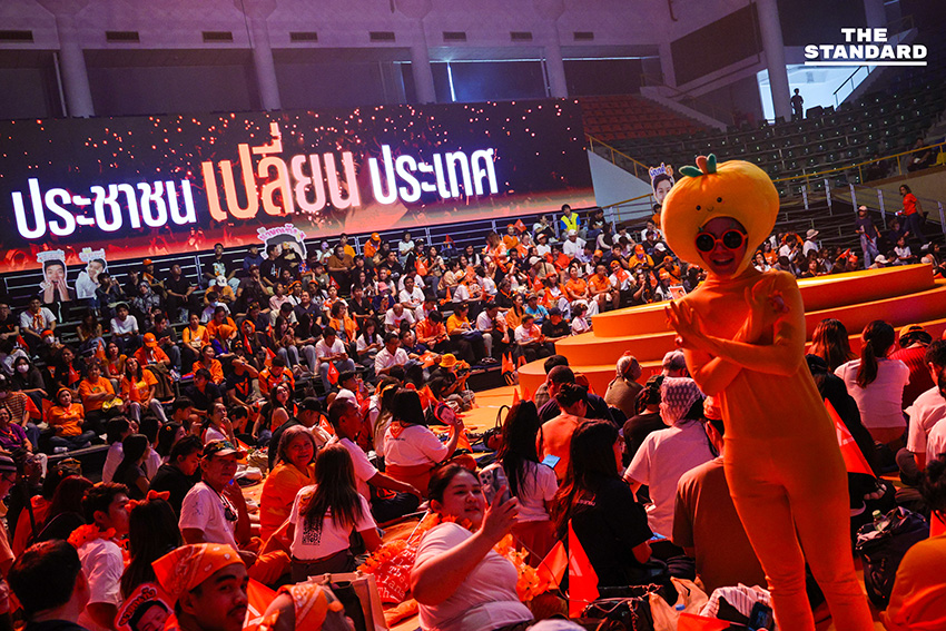 บรรยากาศการปราศรัยใหญ่ของพรรคประชาชน ณ อาคารกีฬาเวสน์ 1 ศูนย์กีฬาไทย-ญี่ปุ่น ดินแดง โดยมีประชาชนและกองเชียร์จำนวนมากเข้าร่วมจับจองที่นั่ง 8