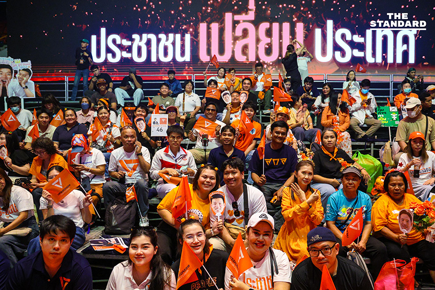 บรรยากาศการปราศรัยใหญ่ของพรรคประชาชน ณ อาคารกีฬาเวสน์ 1 ศูนย์กีฬาไทย-ญี่ปุ่น ดินแดง โดยมีประชาชนและกองเชียร์จำนวนมากเข้าร่วมจับจองที่นั่ง 9