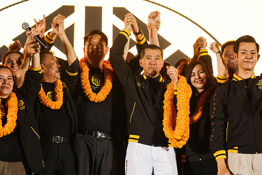 พล.อ. รังษี กิตติญาณทรัพย์ และ คริส โปตระนันท์ ในกิจกรรมปราศรัยใหญ่ของพรรคเศรษฐกิจ พร้อมประชาชนที่นำเสื้อเก่ามาร่วมสกรีนลายสลายสีเสื้อ 1