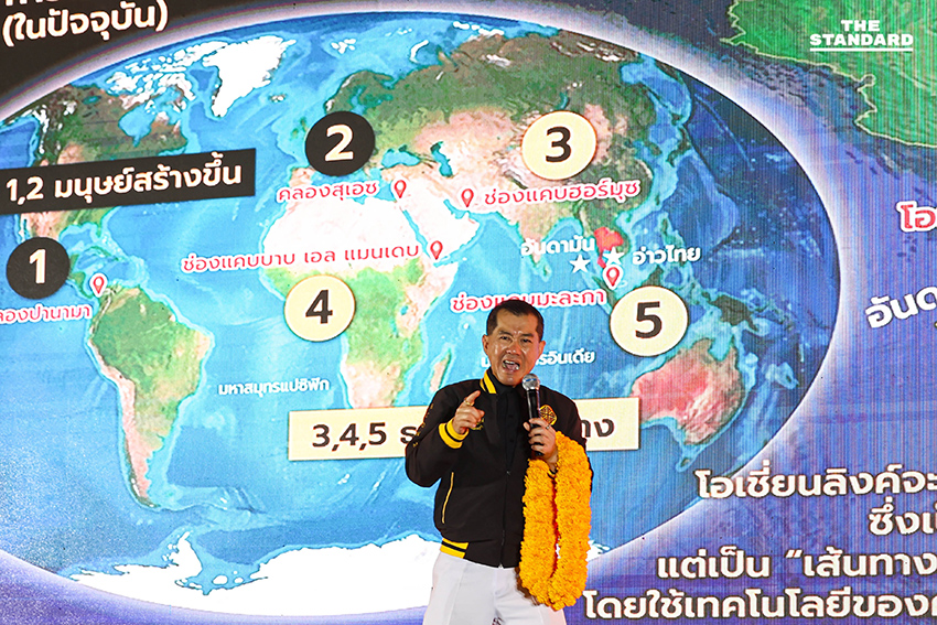 พล.อ. รังษี กิตติญาณทรัพย์ และ คริส โปตระนันท์ ในกิจกรรมปราศรัยใหญ่ของพรรคเศรษฐกิจ พร้อมประชาชนที่นำเสื้อเก่ามาร่วมสกรีนลายสลายสีเสื้อ 10