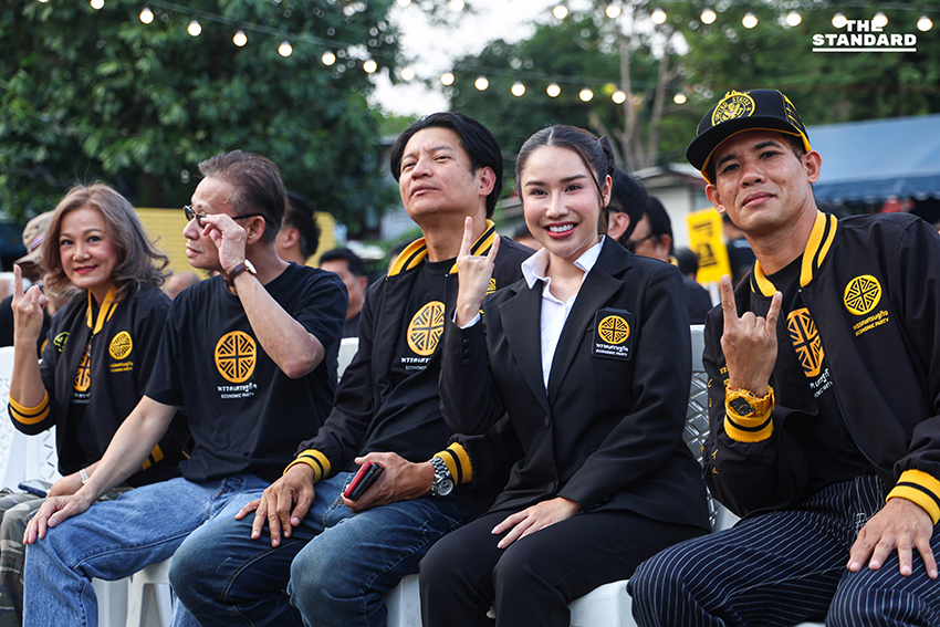 พล.อ. รังษี กิตติญาณทรัพย์ และ คริส โปตระนันท์ ในกิจกรรมปราศรัยใหญ่ของพรรคเศรษฐกิจ พร้อมประชาชนที่นำเสื้อเก่ามาร่วมสกรีนลายสลายสีเสื้อ 11