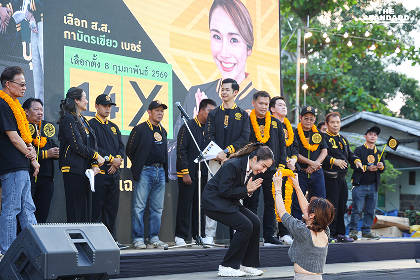 พล.อ. รังษี กิตติญาณทรัพย์ และ คริส โปตระนันท์ ในกิจกรรมปราศรัยใหญ่ของพรรคเศรษฐกิจ พร้อมประชาชนที่นำเสื้อเก่ามาร่วมสกรีนลายสลายสีเสื้อ 12