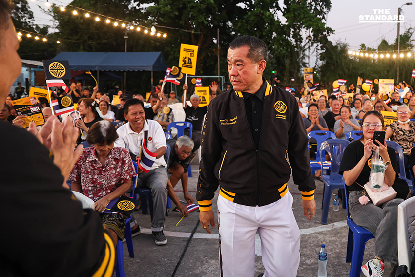 พล.อ. รังษี กิตติญาณทรัพย์ และ คริส โปตระนันท์ ในกิจกรรมปราศรัยใหญ่ของพรรคเศรษฐกิจ พร้อมประชาชนที่นำเสื้อเก่ามาร่วมสกรีนลายสลายสีเสื้อ 14