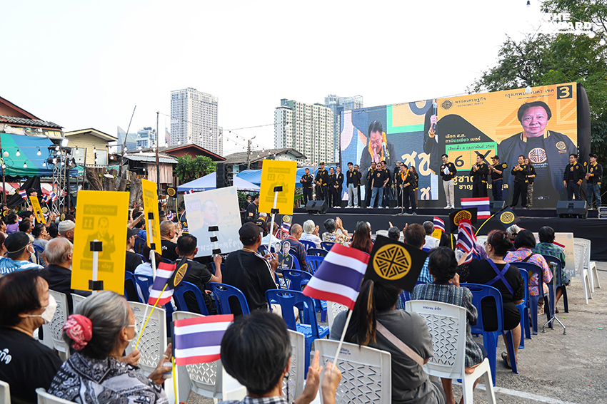 พล.อ. รังษี กิตติญาณทรัพย์ และ คริส โปตระนันท์ ในกิจกรรมปราศรัยใหญ่ของพรรคเศรษฐกิจ พร้อมประชาชนที่นำเสื้อเก่ามาร่วมสกรีนลายสลายสีเสื้อ 15