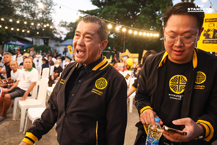 พล.อ. รังษี กิตติญาณทรัพย์ และ คริส โปตระนันท์ ในกิจกรรมปราศรัยใหญ่ของพรรคเศรษฐกิจ พร้อมประชาชนที่นำเสื้อเก่ามาร่วมสกรีนลายสลายสีเสื้อ 8