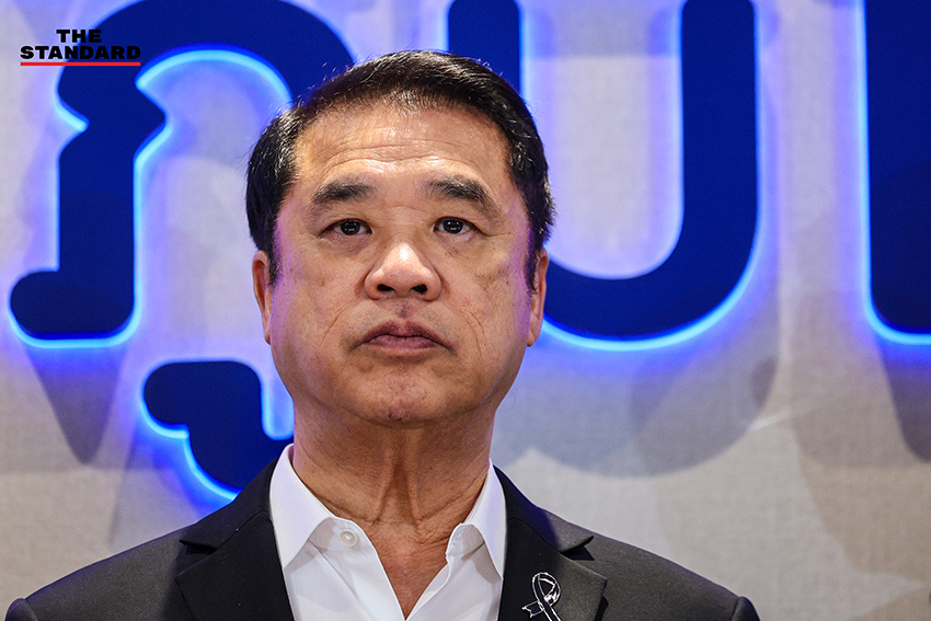 อนุทิน ชาญวีรกูล หัวหน้าพรรคภูมิใจไทย และ ศ.ดร.ยศชนัน วงศ์สวัสดิ์ แกนนำพรรคเพื่อไทย ร่วมแถลงข่าวหลังหารือจัดตั้งรัฐบาล 10