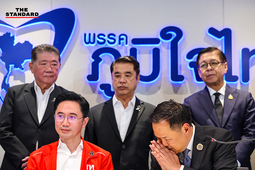 อนุทิน ชาญวีรกูล หัวหน้าพรรคภูมิใจไทย และ ศ.ดร.ยศชนัน วงศ์สวัสดิ์ แกนนำพรรคเพื่อไทย ร่วมแถลงข่าวหลังหารือจัดตั้งรัฐบาล 11