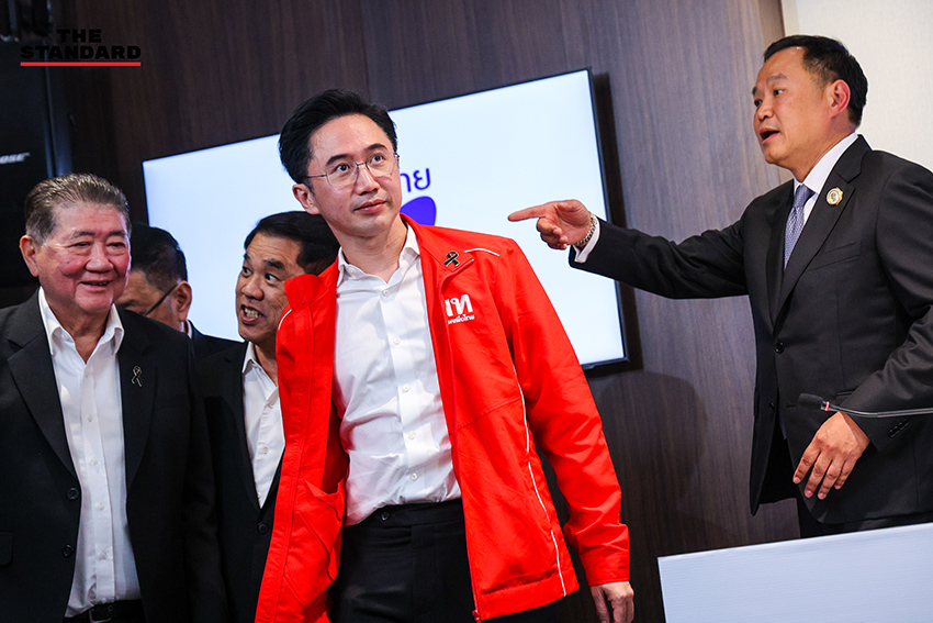 อนุทิน ชาญวีรกูล หัวหน้าพรรคภูมิใจไทย และ ศ.ดร.ยศชนัน วงศ์สวัสดิ์ แกนนำพรรคเพื่อไทย ร่วมแถลงข่าวหลังหารือจัดตั้งรัฐบาล 13