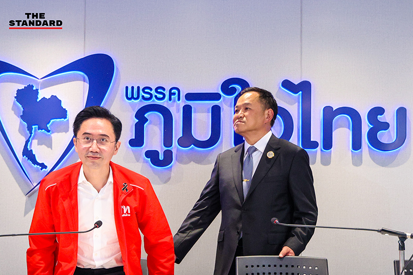 อนุทิน ชาญวีรกูล หัวหน้าพรรคภูมิใจไทย และ ศ.ดร.ยศชนัน วงศ์สวัสดิ์ แกนนำพรรคเพื่อไทย ร่วมแถลงข่าวหลังหารือจัดตั้งรัฐบาล 14