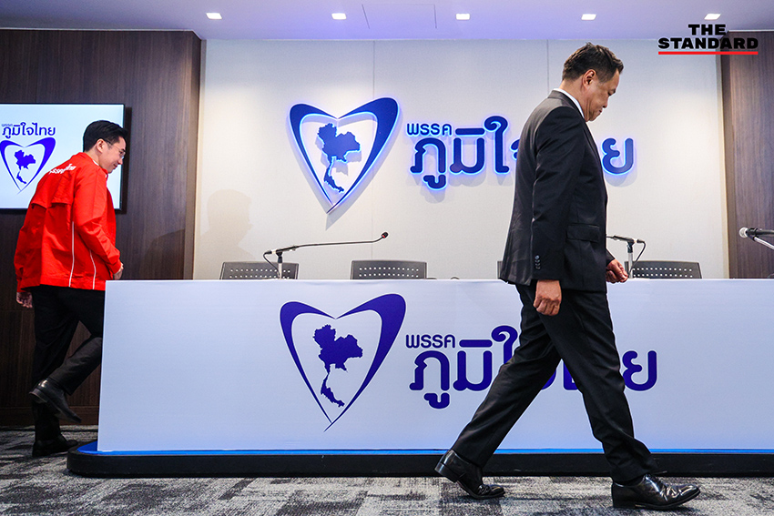 อนุทิน ชาญวีรกูล หัวหน้าพรรคภูมิใจไทย และ ศ.ดร.ยศชนัน วงศ์สวัสดิ์ แกนนำพรรคเพื่อไทย ร่วมแถลงข่าวหลังหารือจัดตั้งรัฐบาล 15