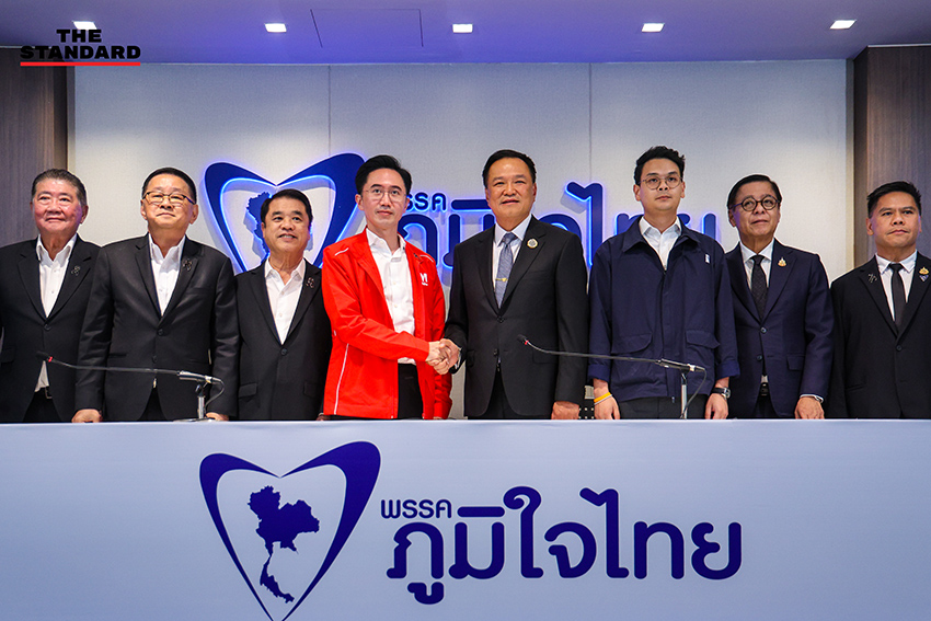 อนุทิน ชาญวีรกูล หัวหน้าพรรคภูมิใจไทย และ ศ.ดร.ยศชนัน วงศ์สวัสดิ์ แกนนำพรรคเพื่อไทย ร่วมแถลงข่าวหลังหารือจัดตั้งรัฐบาล 3