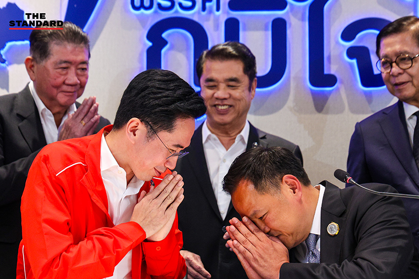 อนุทิน ชาญวีรกูล หัวหน้าพรรคภูมิใจไทย และ ศ.ดร.ยศชนัน วงศ์สวัสดิ์ แกนนำพรรคเพื่อไทย ร่วมแถลงข่าวหลังหารือจัดตั้งรัฐบาล 4