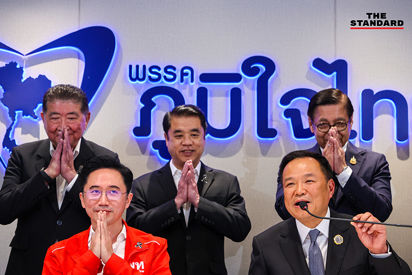 อนุทิน ชาญวีรกูล หัวหน้าพรรคภูมิใจไทย และ ศ.ดร.ยศชนัน วงศ์สวัสดิ์ แกนนำพรรคเพื่อไทย ร่วมแถลงข่าวหลังหารือจัดตั้งรัฐบาล 7