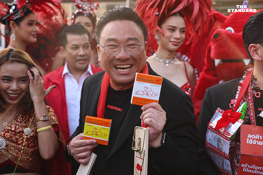 ศ.ดร.ยศชนัน วงศ์สวัสดิ์, จุลพันธ์ อมรวิวัฒน์ และสุริยะ จึงรุ่งเรืองกิจ 3 แคนดิเดตนายกฯ เพื่อไทย นั่ง BTS พร้อมชูธนบัตร 20 บาท ย้ำนโยบายรถไฟฟ้า 20 บาทตลอดสาย 10