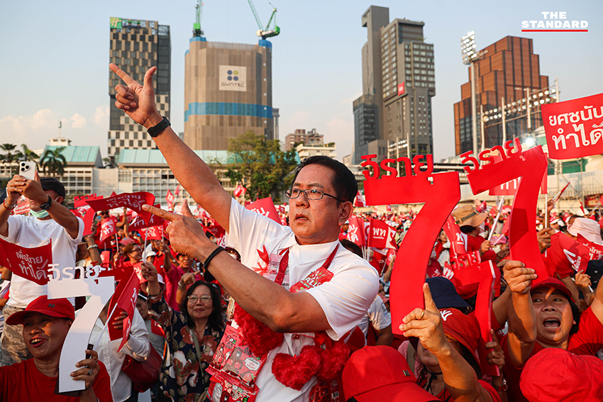 ศ.ดร.ยศชนัน วงศ์สวัสดิ์, จุลพันธ์ อมรวิวัฒน์ และสุริยะ จึงรุ่งเรืองกิจ 3 แคนดิเดตนายกฯ เพื่อไทย นั่ง BTS พร้อมชูธนบัตร 20 บาท ย้ำนโยบายรถไฟฟ้า 20 บาทตลอดสาย 11