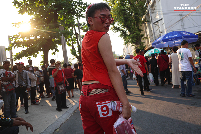 ศ.ดร.ยศชนัน วงศ์สวัสดิ์, จุลพันธ์ อมรวิวัฒน์ และสุริยะ จึงรุ่งเรืองกิจ 3 แคนดิเดตนายกฯ เพื่อไทย นั่ง BTS พร้อมชูธนบัตร 20 บาท ย้ำนโยบายรถไฟฟ้า 20 บาทตลอดสาย 13