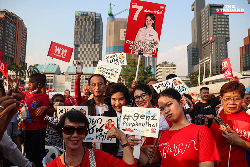 ศ.ดร.ยศชนัน วงศ์สวัสดิ์, จุลพันธ์ อมรวิวัฒน์ และสุริยะ จึงรุ่งเรืองกิจ 3 แคนดิเดตนายกฯ เพื่อไทย นั่ง BTS พร้อมชูธนบัตร 20 บาท ย้ำนโยบายรถไฟฟ้า 20 บาทตลอดสาย 14