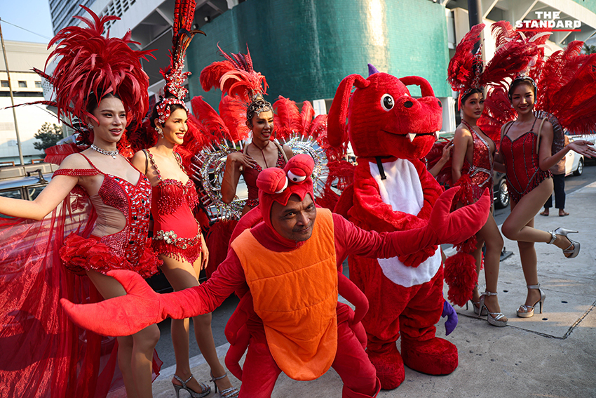 ศ.ดร.ยศชนัน วงศ์สวัสดิ์, จุลพันธ์ อมรวิวัฒน์ และสุริยะ จึงรุ่งเรืองกิจ 3 แคนดิเดตนายกฯ เพื่อไทย นั่ง BTS พร้อมชูธนบัตร 20 บาท ย้ำนโยบายรถไฟฟ้า 20 บาทตลอดสาย 16