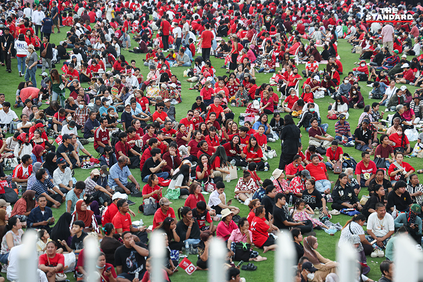 ศ.ดร.ยศชนัน วงศ์สวัสดิ์, จุลพันธ์ อมรวิวัฒน์ และสุริยะ จึงรุ่งเรืองกิจ 3 แคนดิเดตนายกฯ เพื่อไทย นั่ง BTS พร้อมชูธนบัตร 20 บาท ย้ำนโยบายรถไฟฟ้า 20 บาทตลอดสาย 17