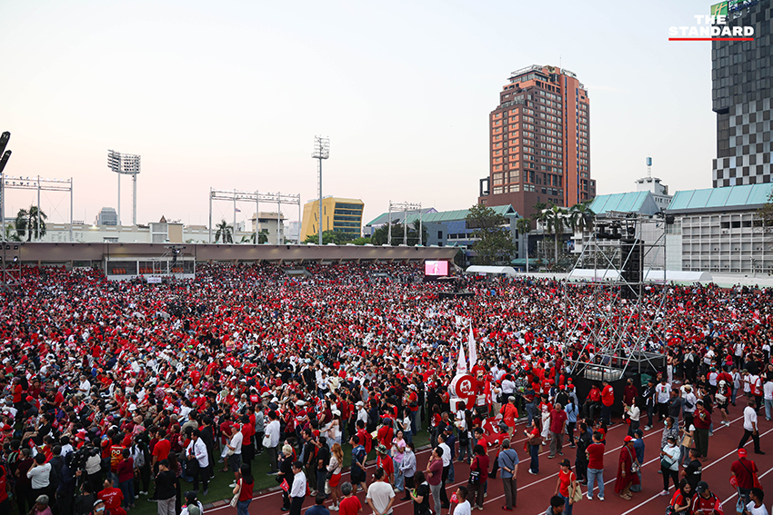 ศ.ดร.ยศชนัน วงศ์สวัสดิ์, จุลพันธ์ อมรวิวัฒน์ และสุริยะ จึงรุ่งเรืองกิจ 3 แคนดิเดตนายกฯ เพื่อไทย นั่ง BTS พร้อมชูธนบัตร 20 บาท ย้ำนโยบายรถไฟฟ้า 20 บาทตลอดสาย 19