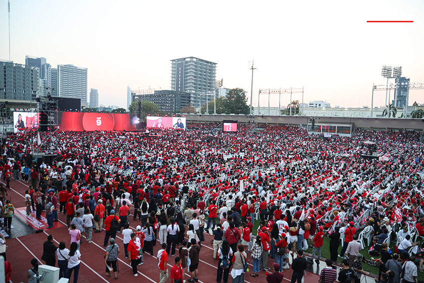 ศ.ดร.ยศชนัน วงศ์สวัสดิ์, จุลพันธ์ อมรวิวัฒน์ และสุริยะ จึงรุ่งเรืองกิจ 3 แคนดิเดตนายกฯ เพื่อไทย นั่ง BTS พร้อมชูธนบัตร 20 บาท ย้ำนโยบายรถไฟฟ้า 20 บาทตลอดสาย 2