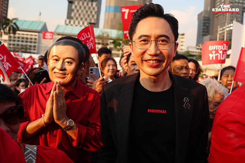 ศ.ดร.ยศชนัน วงศ์สวัสดิ์, จุลพันธ์ อมรวิวัฒน์ และสุริยะ จึงรุ่งเรืองกิจ 3 แคนดิเดตนายกฯ เพื่อไทย นั่ง BTS พร้อมชูธนบัตร 20 บาท ย้ำนโยบายรถไฟฟ้า 20 บาทตลอดสาย 4