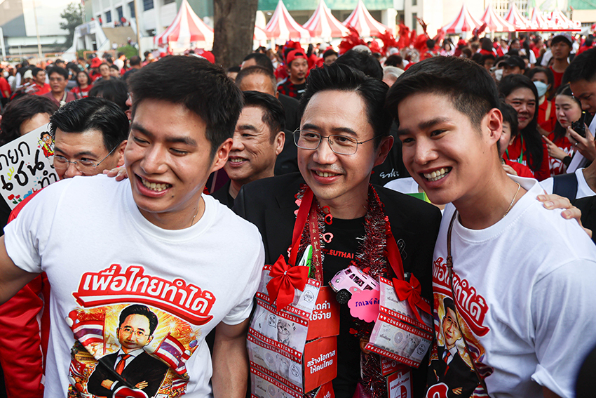 ศ.ดร.ยศชนัน วงศ์สวัสดิ์, จุลพันธ์ อมรวิวัฒน์ และสุริยะ จึงรุ่งเรืองกิจ 3 แคนดิเดตนายกฯ เพื่อไทย นั่ง BTS พร้อมชูธนบัตร 20 บาท ย้ำนโยบายรถไฟฟ้า 20 บาทตลอดสาย 7