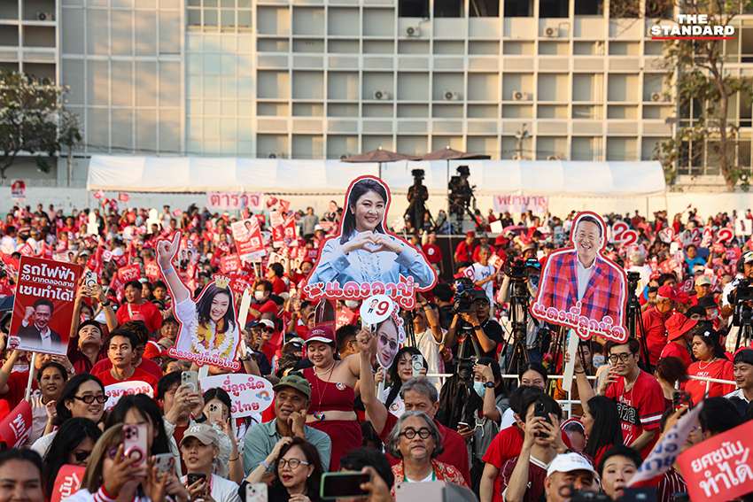 ศ.ดร.ยศชนัน วงศ์สวัสดิ์, จุลพันธ์ อมรวิวัฒน์ และสุริยะ จึงรุ่งเรืองกิจ 3 แคนดิเดตนายกฯ เพื่อไทย นั่ง BTS พร้อมชูธนบัตร 20 บาท ย้ำนโยบายรถไฟฟ้า 20 บาทตลอดสาย 8