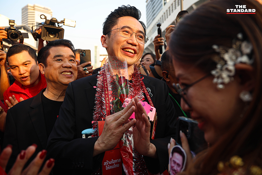 ศ.ดร.ยศชนัน วงศ์สวัสดิ์, จุลพันธ์ อมรวิวัฒน์ และสุริยะ จึงรุ่งเรืองกิจ 3 แคนดิเดตนายกฯ เพื่อไทย นั่ง BTS พร้อมชูธนบัตร 20 บาท ย้ำนโยบายรถไฟฟ้า 20 บาทตลอดสาย 9