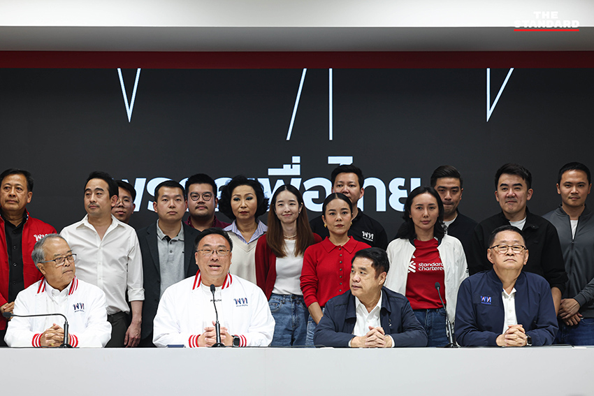 จุลพันธ์ อมรวิวัฒน์ หัวหน้าพรรคเพื่อไทย สุริยะ จึงรุ่งเรืองกิจ และประเสริฐ จันทรรวงทอง เลขาธิการพรรคเพื่อไทย แถลงข่าวภายหลังผลคะแนนเลือกตั้งอย่างไม่เป็นทางการ 1