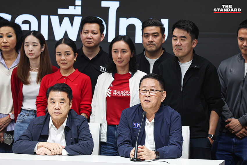 จุลพันธ์ อมรวิวัฒน์ หัวหน้าพรรคเพื่อไทย สุริยะ จึงรุ่งเรืองกิจ และประเสริฐ จันทรรวงทอง เลขาธิการพรรคเพื่อไทย แถลงข่าวภายหลังผลคะแนนเลือกตั้งอย่างไม่เป็นทางการ 4