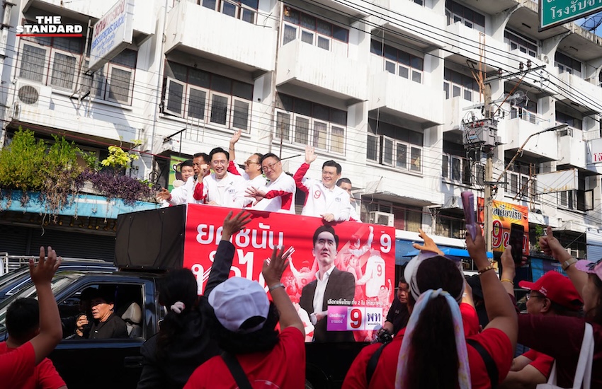แกนนำพรรคเพื่อไทยขึ้นรถแห่หาเสียงวันสุดท้ายในพื้นที่สมุทรปราการและกรุงเทพฯ ก่อนการเลือกตั้ง 8 กุมภาพันธ์ 3