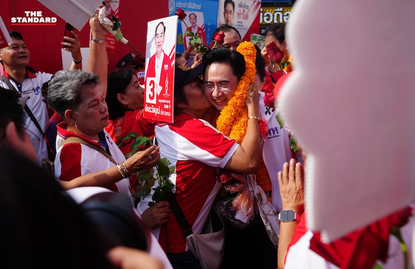 แกนนำพรรคเพื่อไทยขึ้นรถแห่หาเสียงวันสุดท้ายในพื้นที่สมุทรปราการและกรุงเทพฯ ก่อนการเลือกตั้ง 8 กุมภาพันธ์ 5