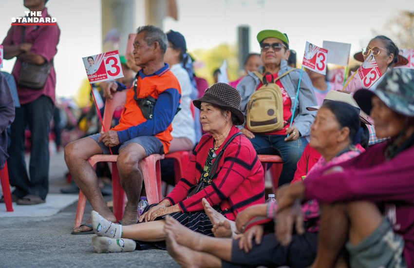 ศ.ดร.ยศชนัน วงศ์สวัสดิ์ แคนดิเดตนายกรัฐมนตรีพรรคเพื่อไทย พร้อมด้วยณัฐวุฒิ ใสยเกื้อ และคณะหาเสียงในพื้นที่ภาคอีสาน 7