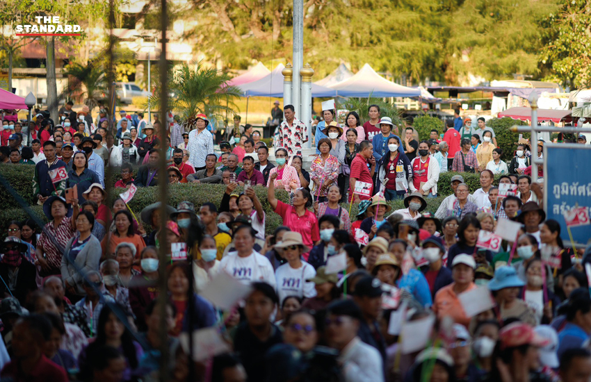 ศ.ดร.ยศชนัน วงศ์สวัสดิ์ แคนดิเดตนายกรัฐมนตรีพรรคเพื่อไทย พร้อมด้วยณัฐวุฒิ ใสยเกื้อ และคณะหาเสียงในพื้นที่ภาคอีสาน 8