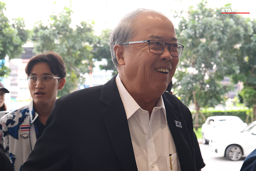 ภาพบรรยากาศการประชุมภายในพรรคเพื่อไทย พร้อมแบ็กดรอป 'สู้ต่อไปเพื่อไทยทุกคน' และการเปิดตัวเพลงใหม่ 'เพื่อไทยไม่มีวันตาย' เพื่อปลุกขวัญกำลังใจสมาชิก 11