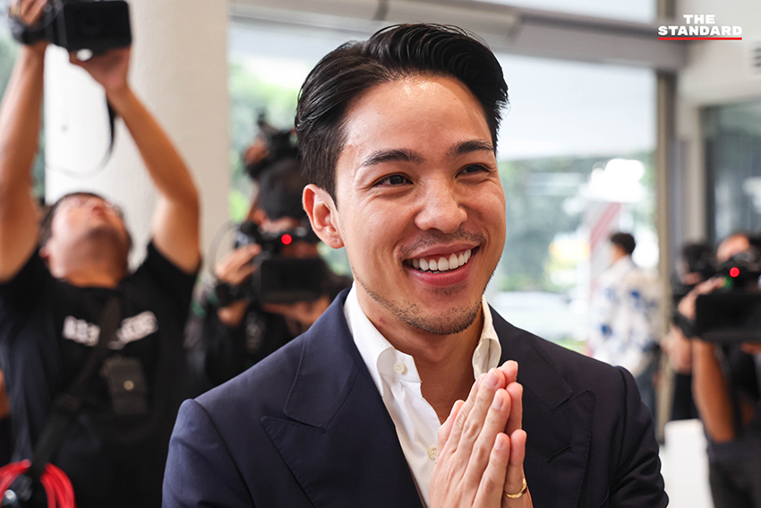 ภาพบรรยากาศการประชุมภายในพรรคเพื่อไทย พร้อมแบ็กดรอป 'สู้ต่อไปเพื่อไทยทุกคน' และการเปิดตัวเพลงใหม่ 'เพื่อไทยไม่มีวันตาย' เพื่อปลุกขวัญกำลังใจสมาชิก 12