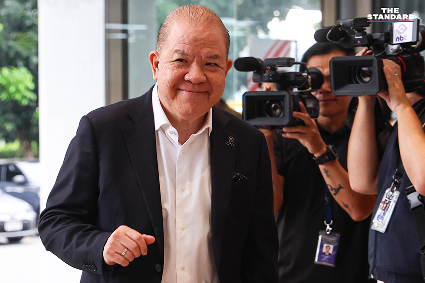 ภาพบรรยากาศการประชุมภายในพรรคเพื่อไทย พร้อมแบ็กดรอป 'สู้ต่อไปเพื่อไทยทุกคน' และการเปิดตัวเพลงใหม่ 'เพื่อไทยไม่มีวันตาย' เพื่อปลุกขวัญกำลังใจสมาชิก 13