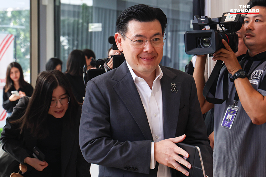 ภาพบรรยากาศการประชุมภายในพรรคเพื่อไทย พร้อมแบ็กดรอป 'สู้ต่อไปเพื่อไทยทุกคน' และการเปิดตัวเพลงใหม่ 'เพื่อไทยไม่มีวันตาย' เพื่อปลุกขวัญกำลังใจสมาชิก 14