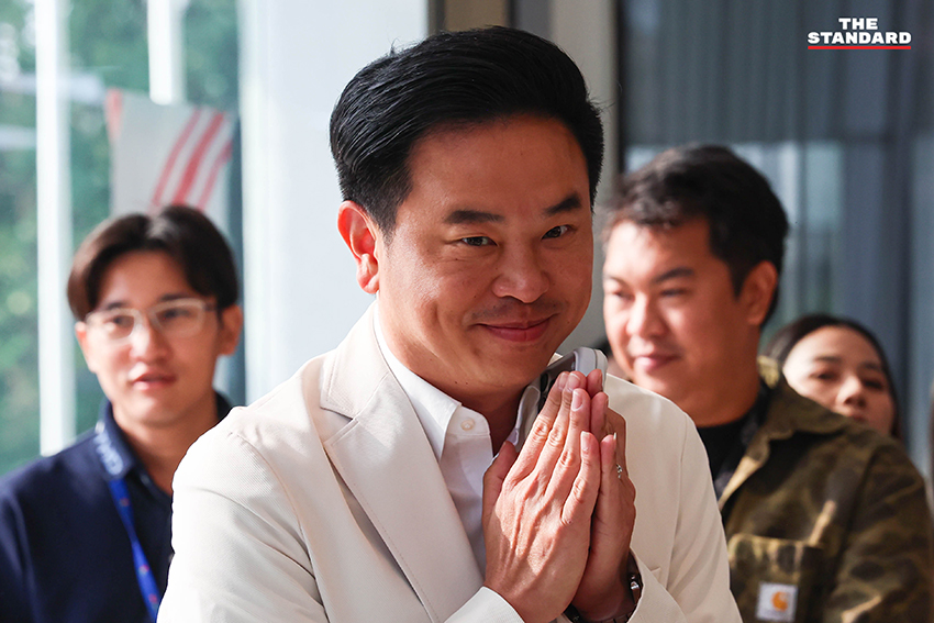 ภาพบรรยากาศการประชุมภายในพรรคเพื่อไทย พร้อมแบ็กดรอป 'สู้ต่อไปเพื่อไทยทุกคน' และการเปิดตัวเพลงใหม่ 'เพื่อไทยไม่มีวันตาย' เพื่อปลุกขวัญกำลังใจสมาชิก 15