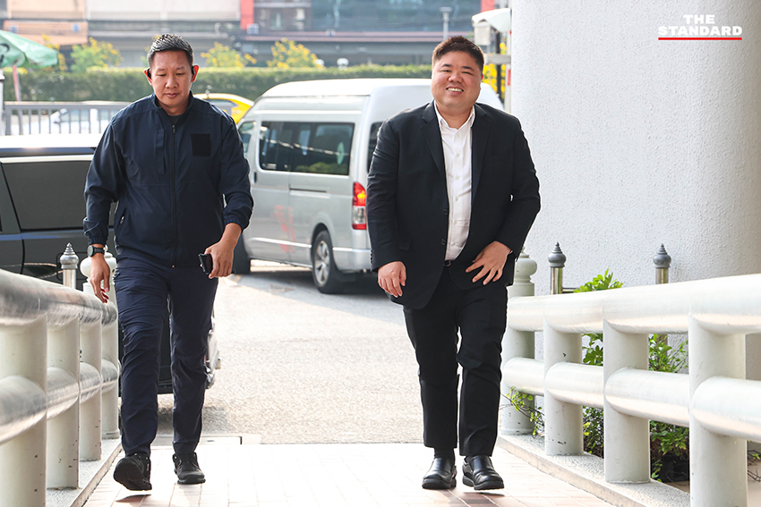 ภาพบรรยากาศการประชุมภายในพรรคเพื่อไทย พร้อมแบ็กดรอป 'สู้ต่อไปเพื่อไทยทุกคน' และการเปิดตัวเพลงใหม่ 'เพื่อไทยไม่มีวันตาย' เพื่อปลุกขวัญกำลังใจสมาชิก 17