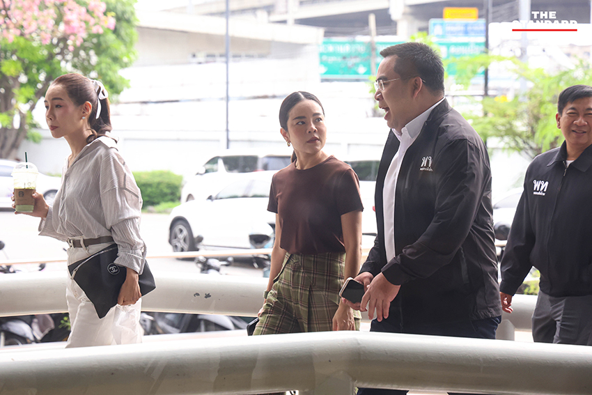 ภาพบรรยากาศการประชุมภายในพรรคเพื่อไทย พร้อมแบ็กดรอป 'สู้ต่อไปเพื่อไทยทุกคน' และการเปิดตัวเพลงใหม่ 'เพื่อไทยไม่มีวันตาย' เพื่อปลุกขวัญกำลังใจสมาชิก 18