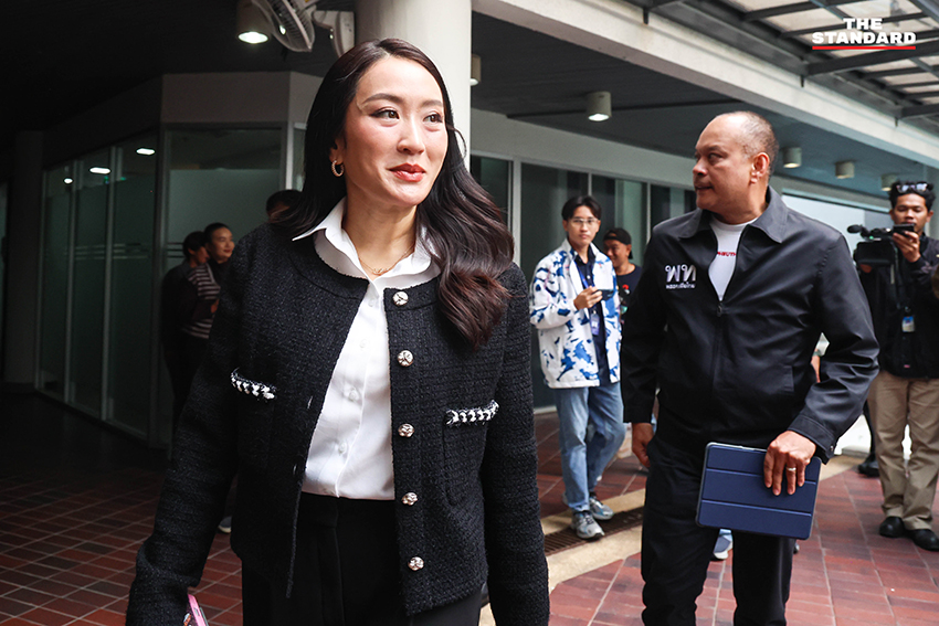 ภาพบรรยากาศการประชุมภายในพรรคเพื่อไทย พร้อมแบ็กดรอป 'สู้ต่อไปเพื่อไทยทุกคน' และการเปิดตัวเพลงใหม่ 'เพื่อไทยไม่มีวันตาย' เพื่อปลุกขวัญกำลังใจสมาชิก 4